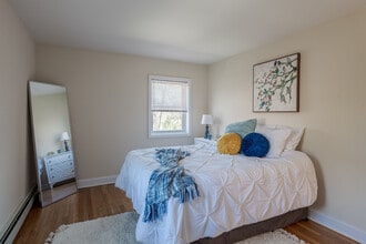 Pompton Gardens, LLC in Cedar Grove, NJ - Foto de edificio - Building Photo