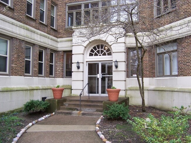 2330 Euclid Heights Blvd in Cleveland, OH - Building Photo - Building Photo