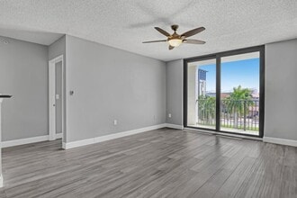 651 Okeechobee Blvd in West Palm Beach, FL - Building Photo - Building Photo
