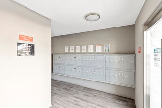 Latitude Apartments in Van Nuys, CA - Foto de edificio - Building Photo
