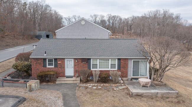 86 Old Farms Ln in New Milford, CT - Building Photo - Building Photo