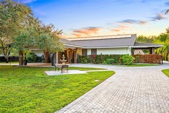 9040 SW 110th Ave in Miami, FL - Building Photo - Building Photo