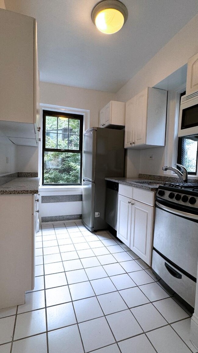 95 Christopher St in New York, NY - Building Photo - Building Photo