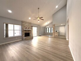 8322 Sandy Glen Ln in Houston, TX - Building Photo