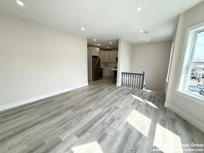 10 Cawfield St, Unit 3 in Boston, MA - Building Photo - Building Photo