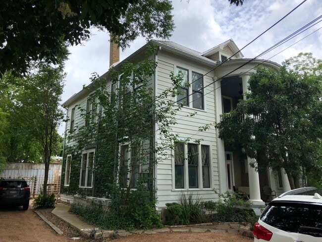 704 E Guenther St, Unit Apt 1