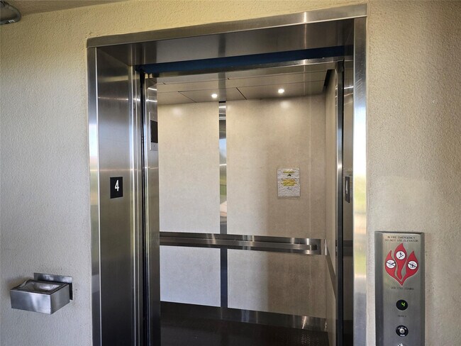 550 SW 138th Ave in Pembroke Pines, FL - Building Photo - Building Photo