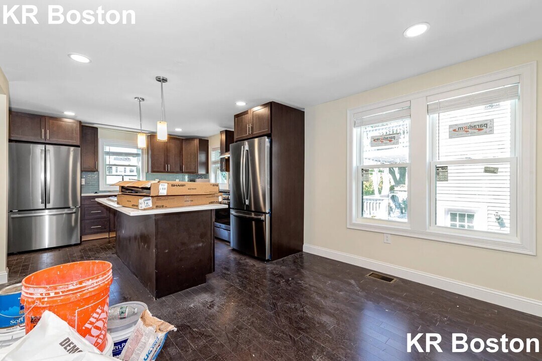 7 Dickinson St, Unit 2 in Somerville, MA - Foto de edificio