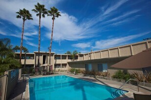130 Woodruff Apartments in Bellflower, CA - Building Photo