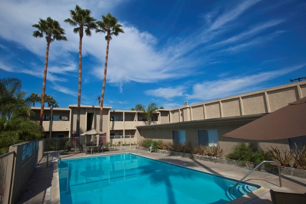 130 Woodruff Apartments in Bellflower, CA - Foto de edificio