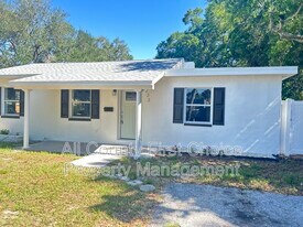 233 41st Ave NE in St. Petersburg, FL - Building Photo