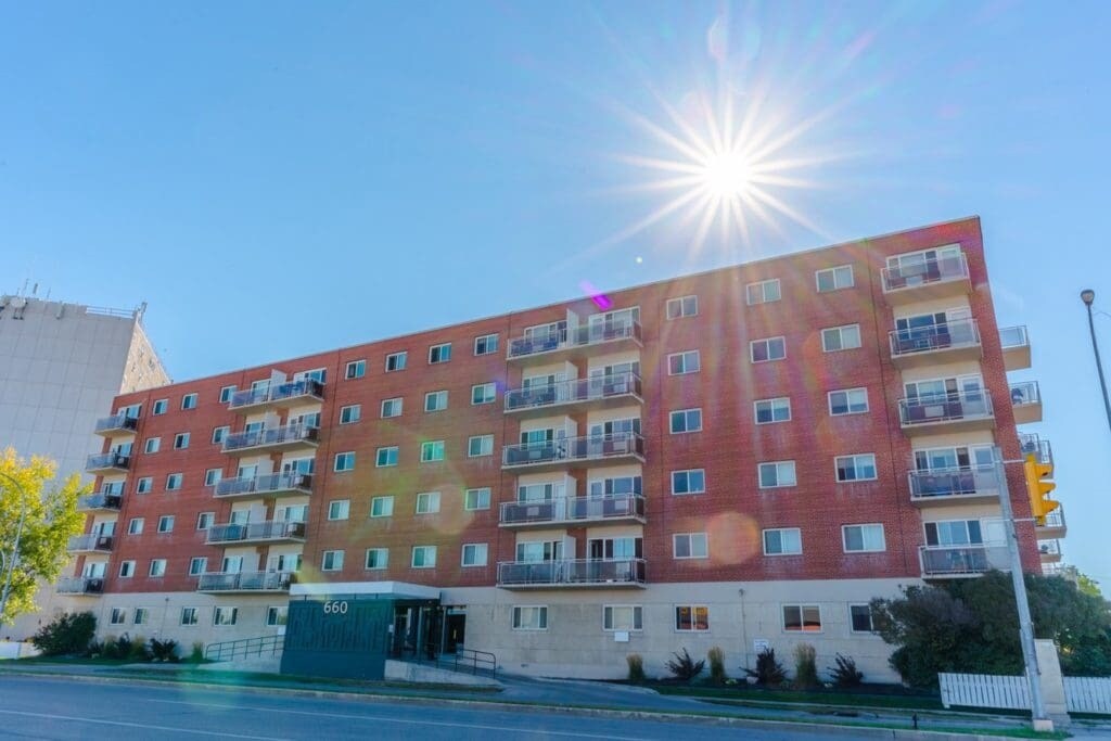 660 Dakota St in Winnipeg, MB - Building Photo