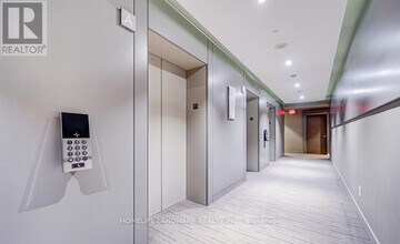 1 Bloor St E in Toronto, ON - Building Photo - Building Photo