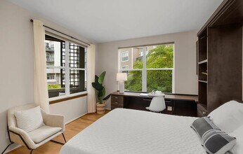 1710 S Harbor Way in Portland, OR - Building Photo - Building Photo