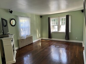 5 Vale Dr in Huntington, NY - Building Photo - Building Photo