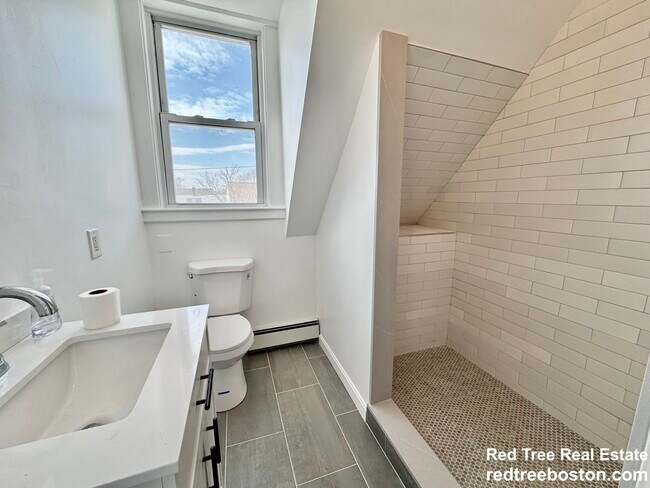 8 Trafford St, Unit 4-bed 2-bath Quincy in Quincy, MA - Building Photo - Building Photo
