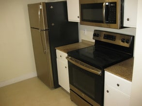 1100 Scotia Dr-Unit -103 in Hypoluxo, FL - Building Photo - Building Photo