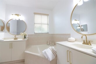 10866 NW 84th Ln in Doral, FL - Building Photo - Building Photo