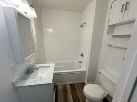 155 E Wisconsin Ave, Unit D in Oconomowoc, WI - Building Photo