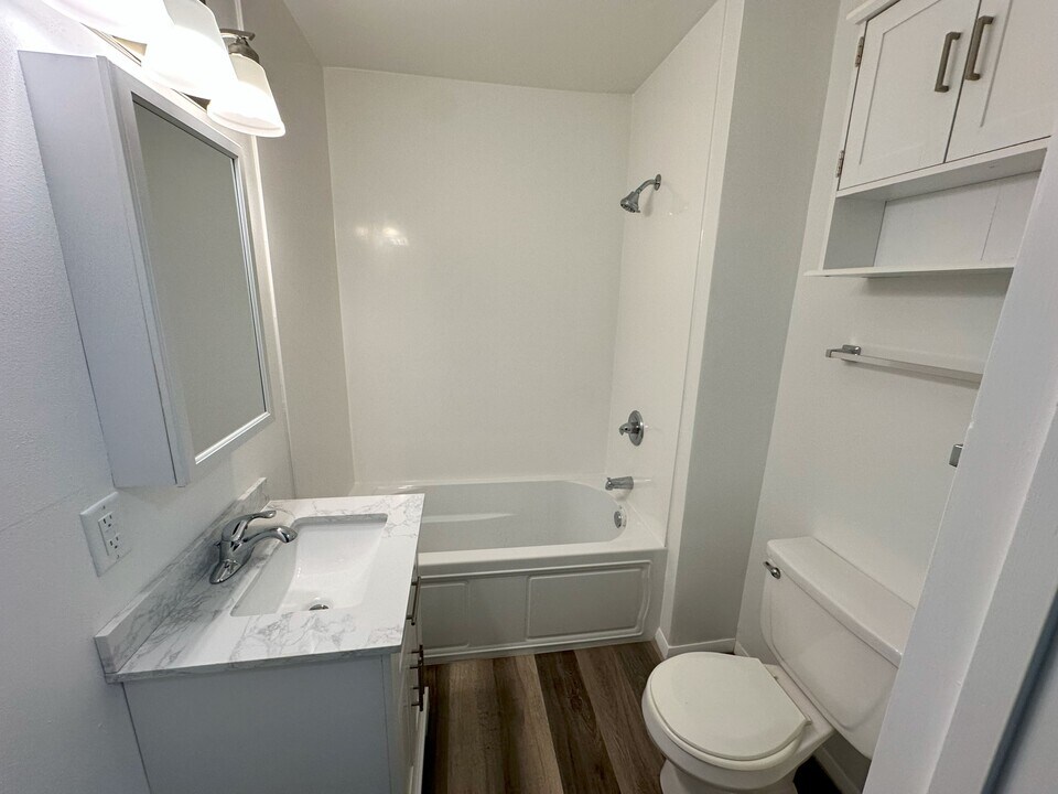 155 E Wisconsin Ave, Unit D in Oconomowoc, WI - Building Photo