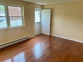 1081 New Haven Rd in Naugatuck, CT - Building Photo - Building Photo