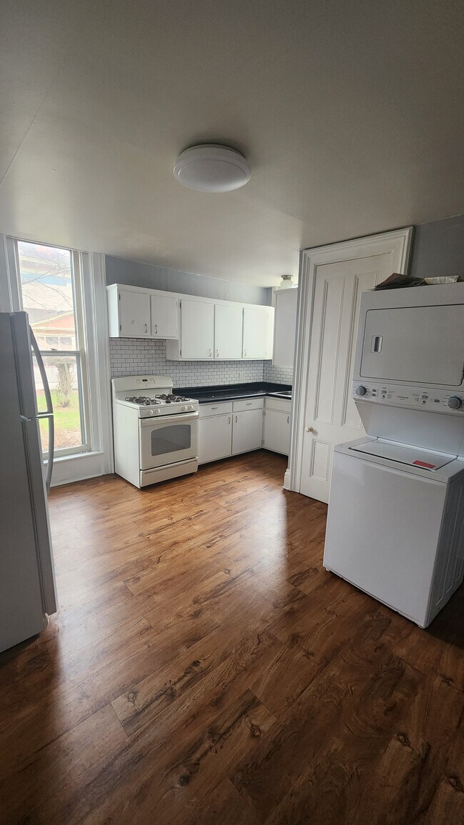 30 Central Ave, Unit LOWER in Fredonia, NY - Foto de edificio - Building Photo