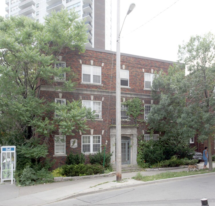 3 Claxton Blvd in Toronto, ON - Building Photo