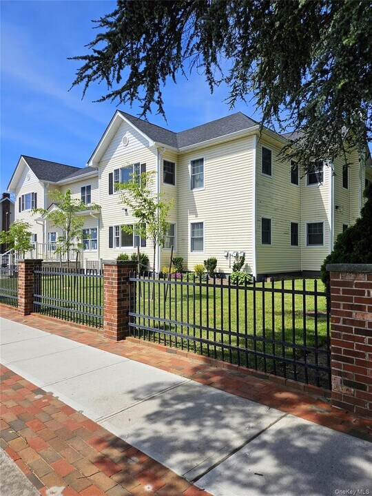 93 Hempstead Ave in Lynbrook, NY - Building Photo