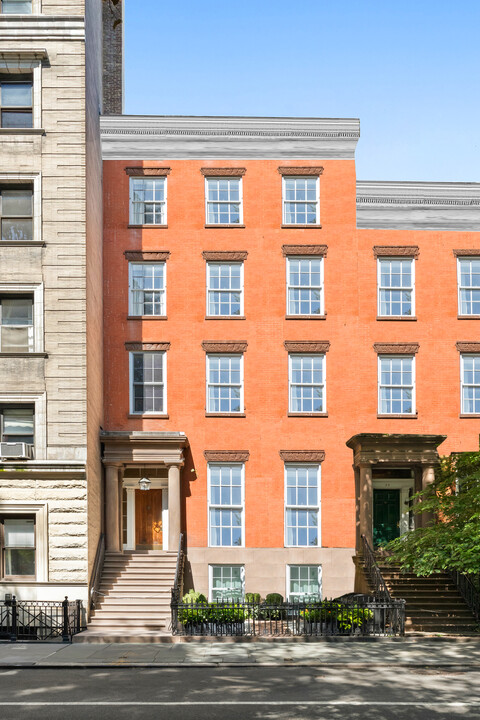 26 Washington Sq N in New York, NY - Building Photo