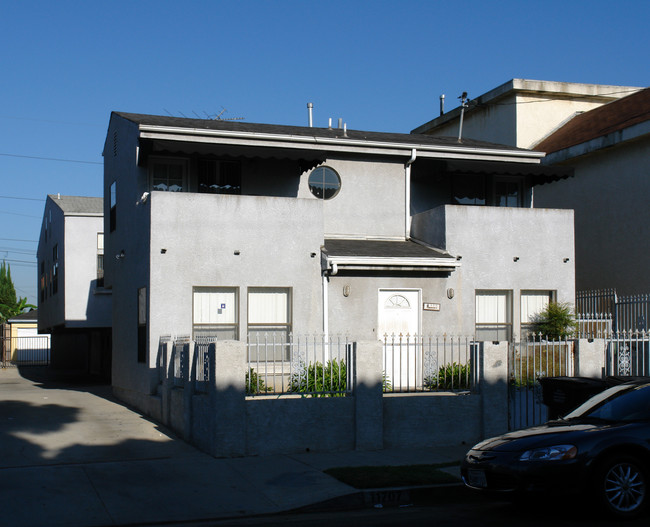 11713 Truro Ave in Hawthorne, CA - Foto de edificio - Building Photo