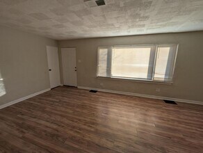 8557 Frost Ave in Berkeley, MO - Building Photo - Building Photo