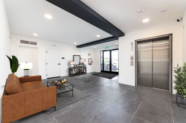 11500 Emelita St in Los Angeles, CA - Building Photo - Building Photo