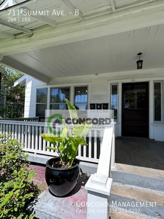711 Summit Ave in Greensboro, NC - Foto de edificio - Building Photo