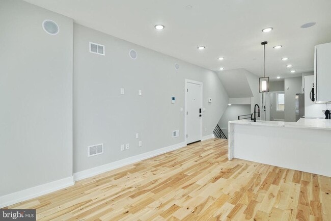 411 W Hewson St in Philadelphia, PA - Building Photo - Building Photo