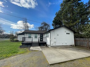 484 D St in Independence, OR - Building Photo - Building Photo