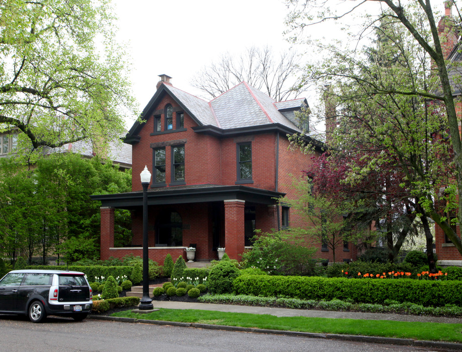 123 E Deshler Ave in Columbus, OH - Foto de edificio