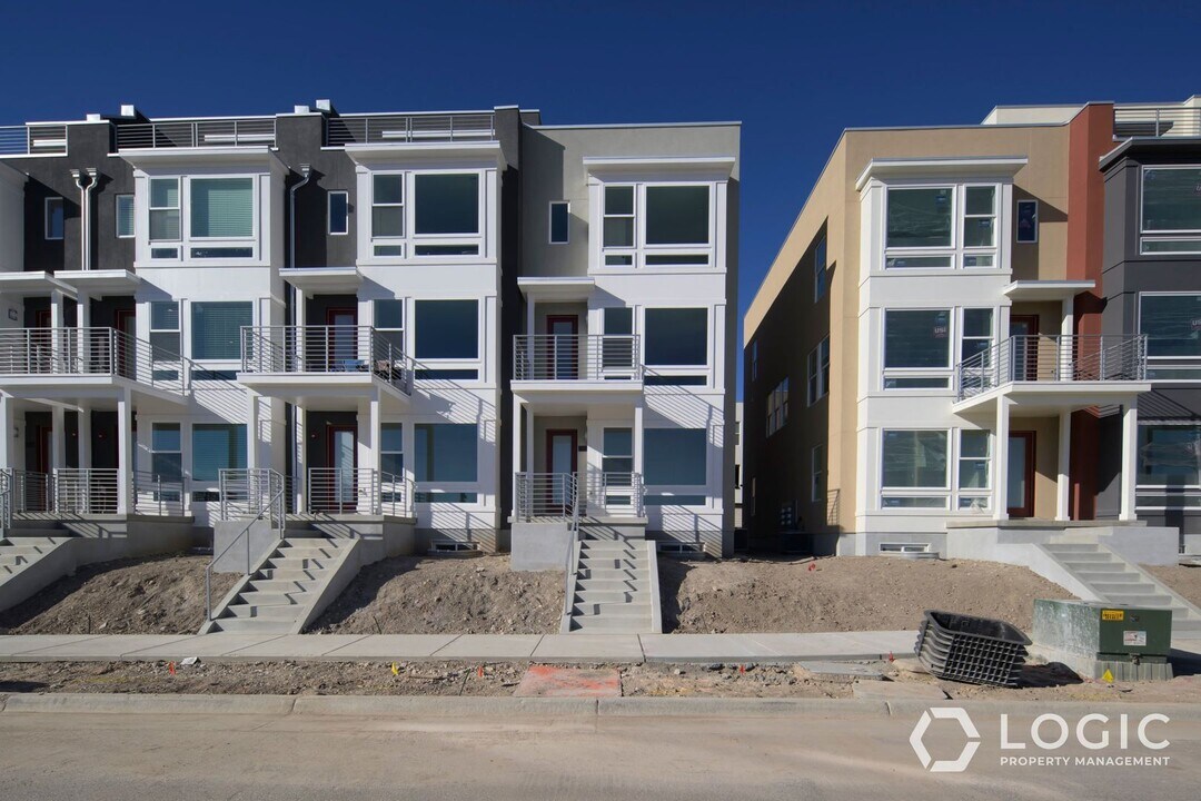 1452 W Cook Ln in Farmington, UT - Building Photo