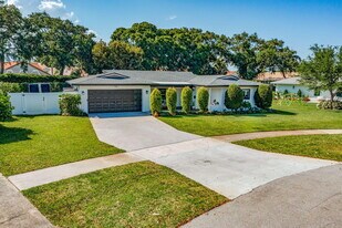 932 Evergreen Dr in North Palm Beach, FL - Building Photo