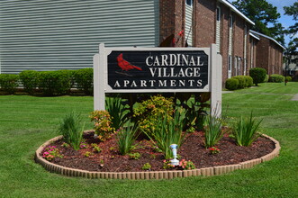 Cardinal Village Apartments in Jacksonville, NC - Foto de edificio - Building Photo