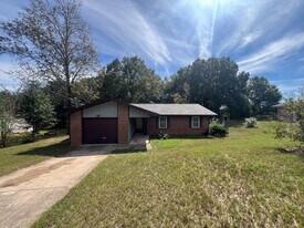 110 Hillside Ct in Daleville, AL - Building Photo