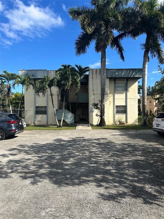 13987 NE 2nd Ave-Unit -8-2-3 in Miami, FL - Building Photo