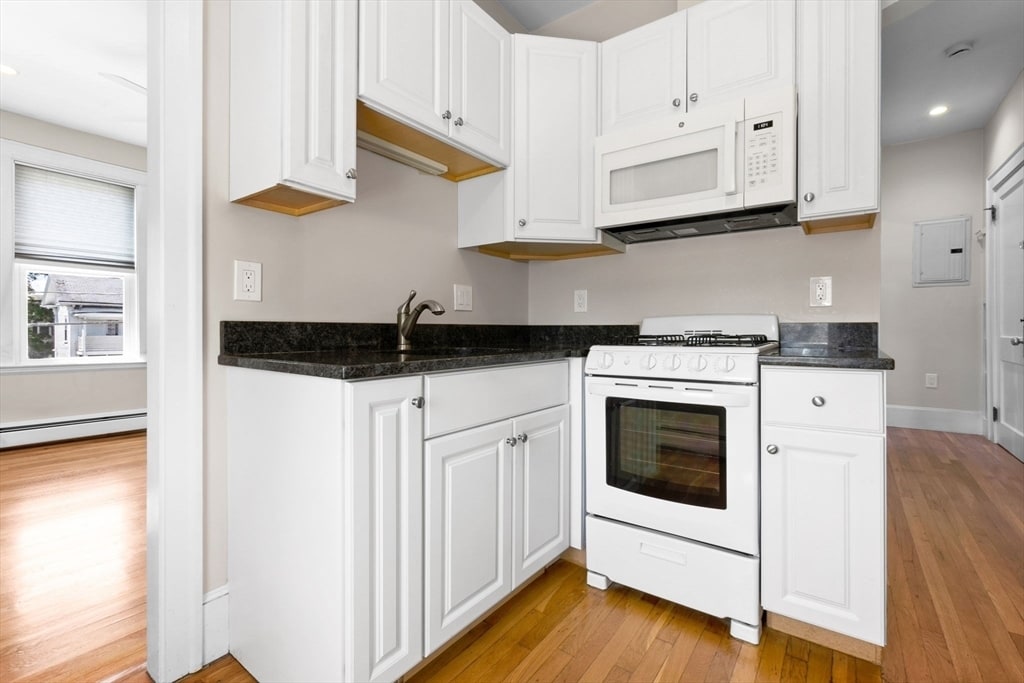 28 Poplar St in Danvers, MA - Building Photo