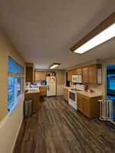 855 15th St in Lebanon, OR - Building Photo - Building Photo