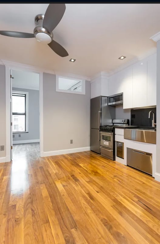 E. 116th St, 5th Ave in New York, NY - Building Photo - Building Photo