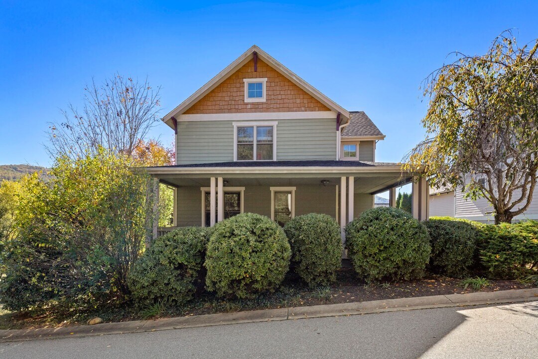 2 Veranda Tr in Asheville, NC - Building Photo