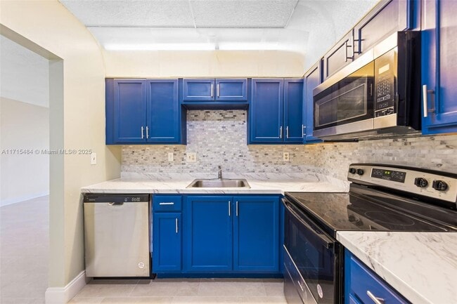 2860 Somerset Dr in Lauderdale Lakes, FL - Building Photo - Building Photo