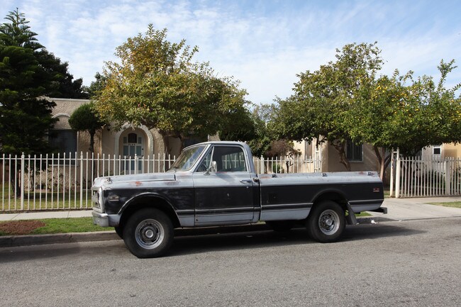 8141-8145 Chestnut Ave in South Gate, CA - Foto de edificio - Building Photo