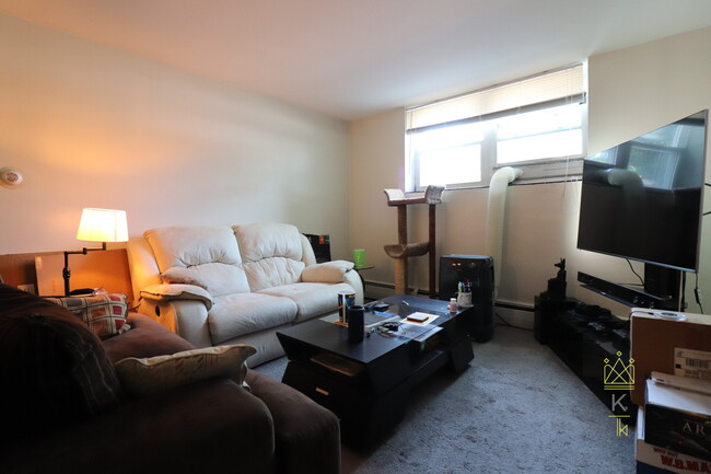 49 Broadway, Unit #6 in Arlington, MA - Foto de edificio - Building Photo