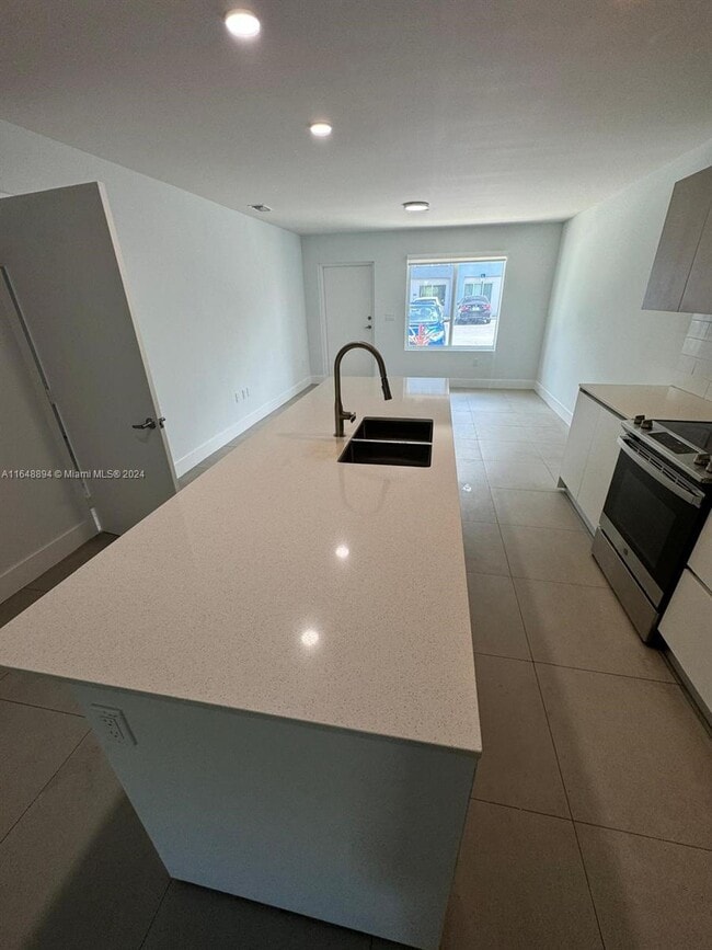 2555 NE 193rd St in Miami, FL - Foto de edificio - Building Photo