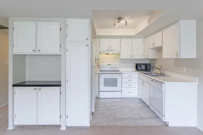 7960 E Camelback Rd in Scottsdale, AZ - Building Photo - Building Photo